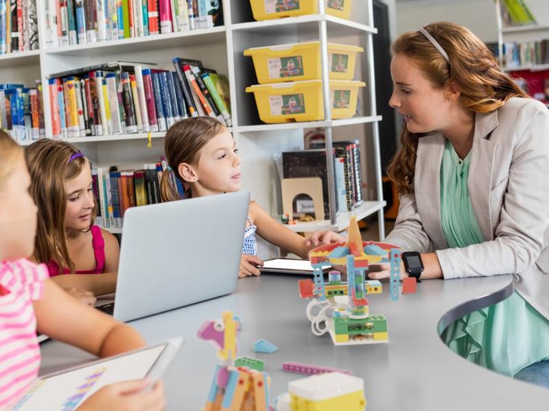 Robotyka w edukacji: Programowanie robotów SPIKE Essential w języku Bloki Ikon
