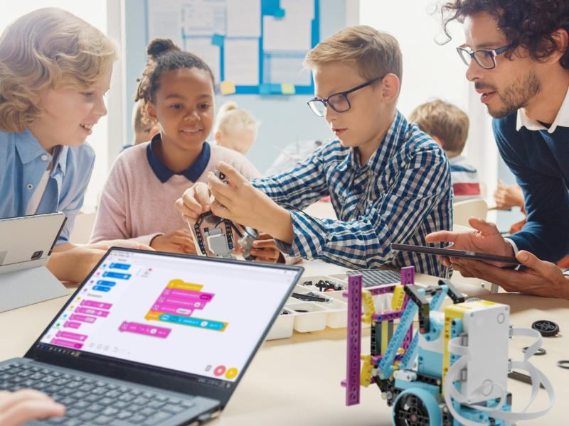 Robotyka w edukacji: Programowanie robotów SPIKE Prime w języku Bloki Słów